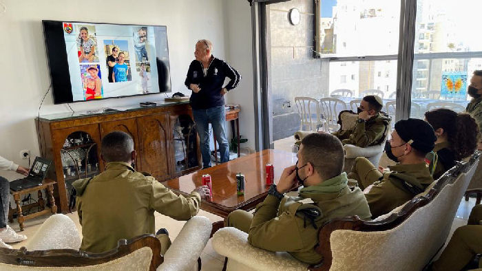 הנצחה לג'ורג' ברגיג בהרצאה לחיילי צה"ל